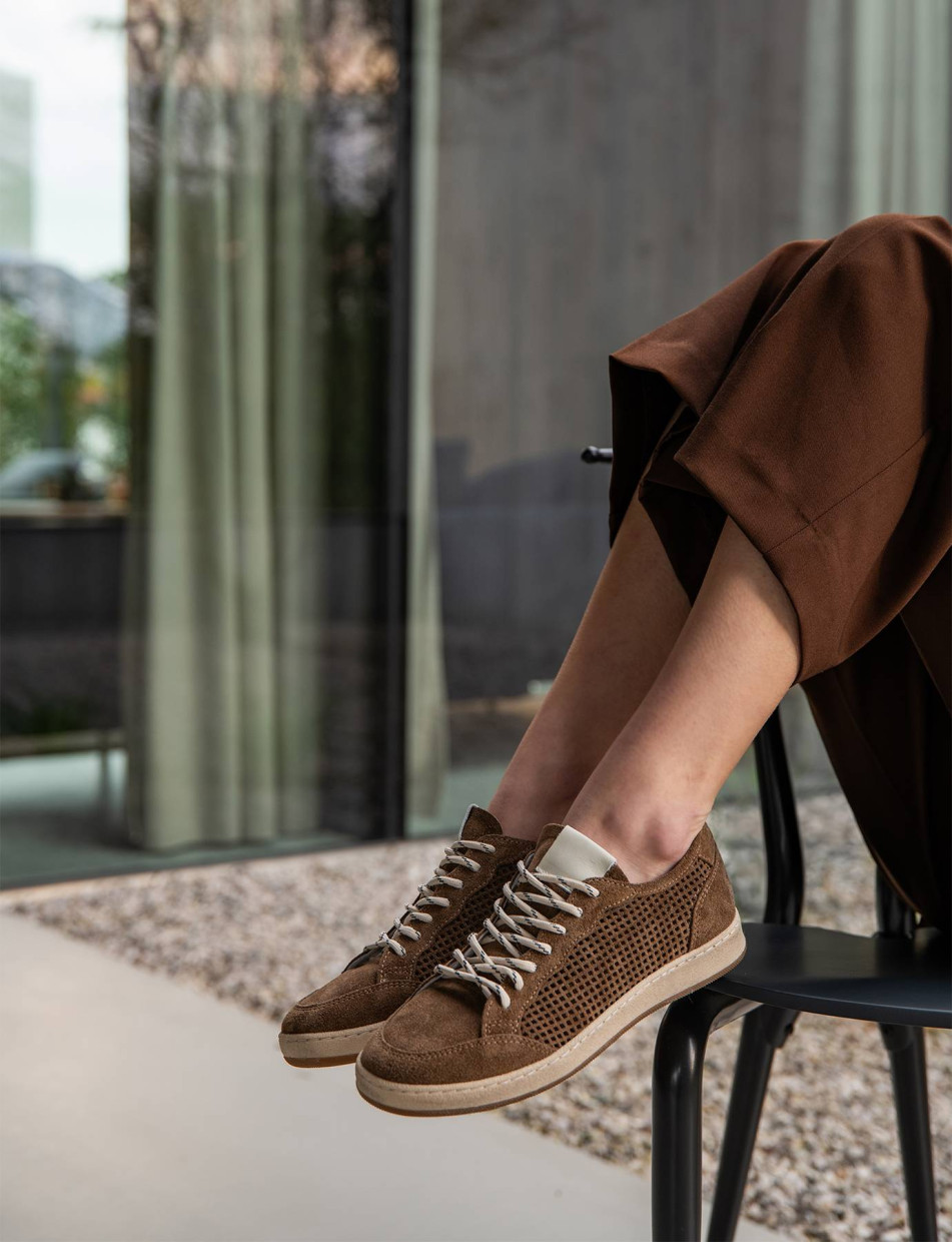 Sneakers brown suede