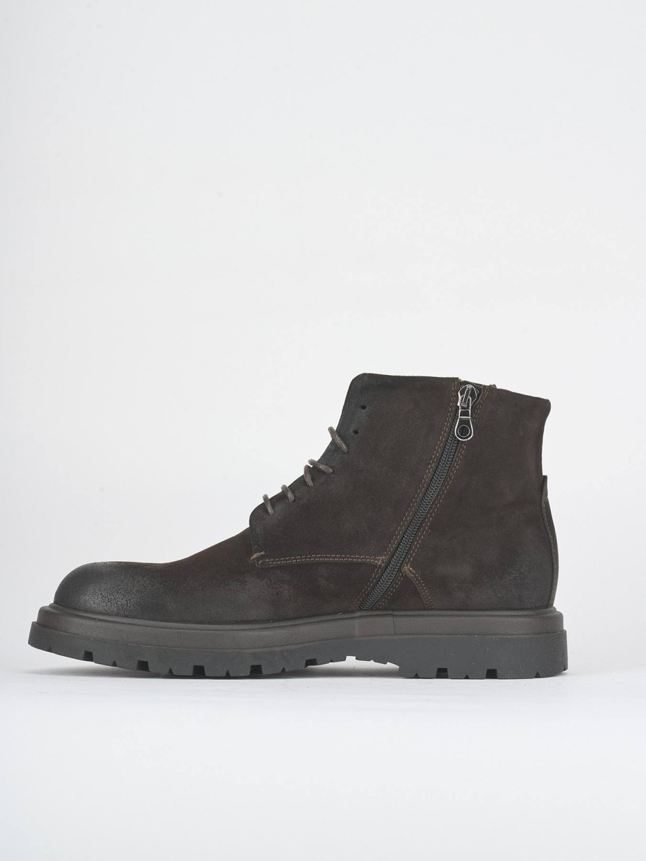 Botas militares marrón oscuro ante