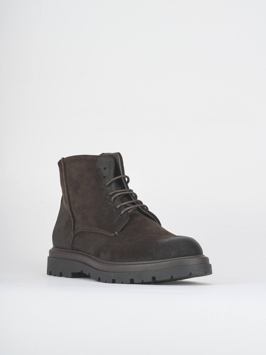 Botas militares marrón oscuro ante
