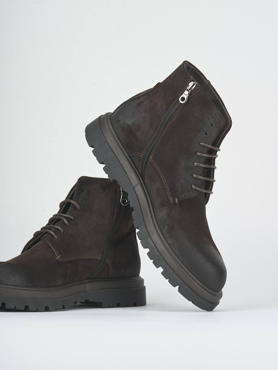 Botas militares marrón oscuro ante