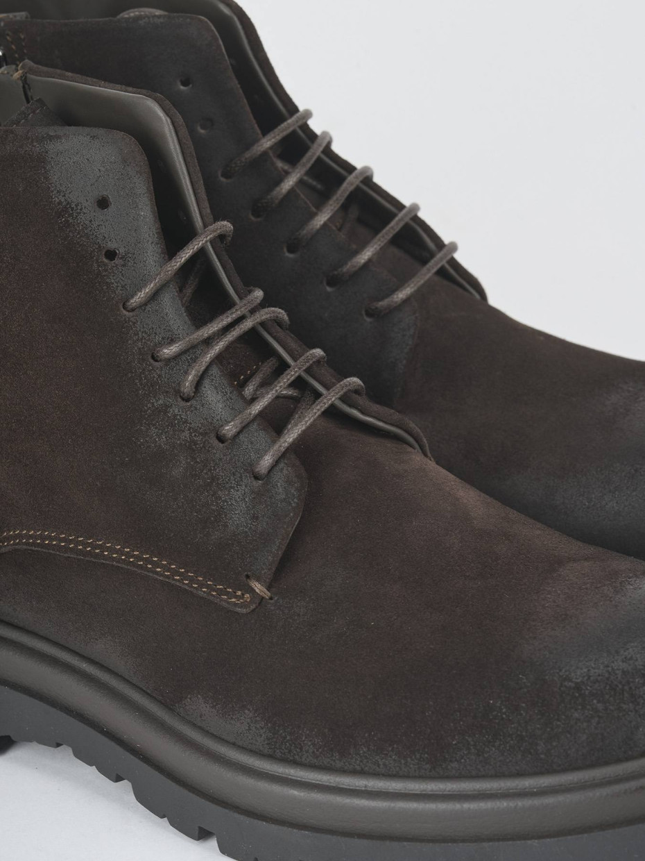 Botas militares marrón oscuro ante