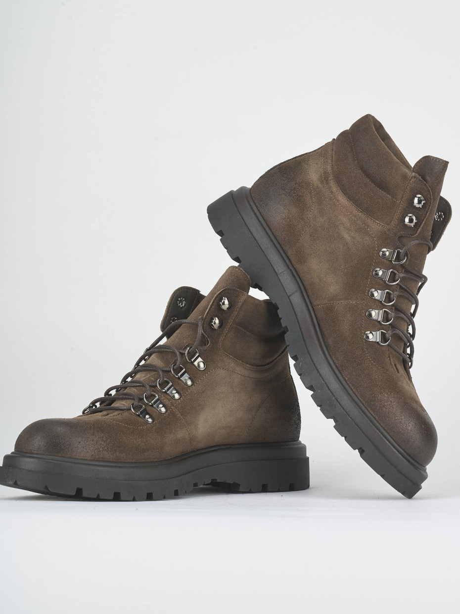 Anfibi camoscio beige