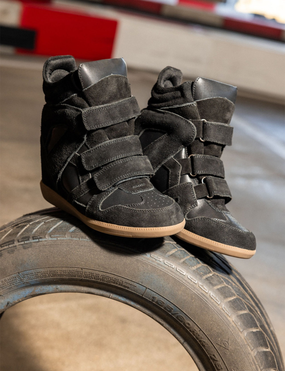 Sneakers tacco 1cm camoscio sostenible nero