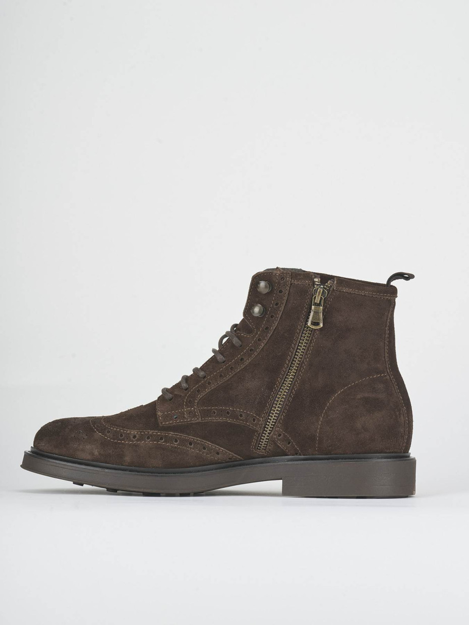 Botas militares marrón oscuro ante