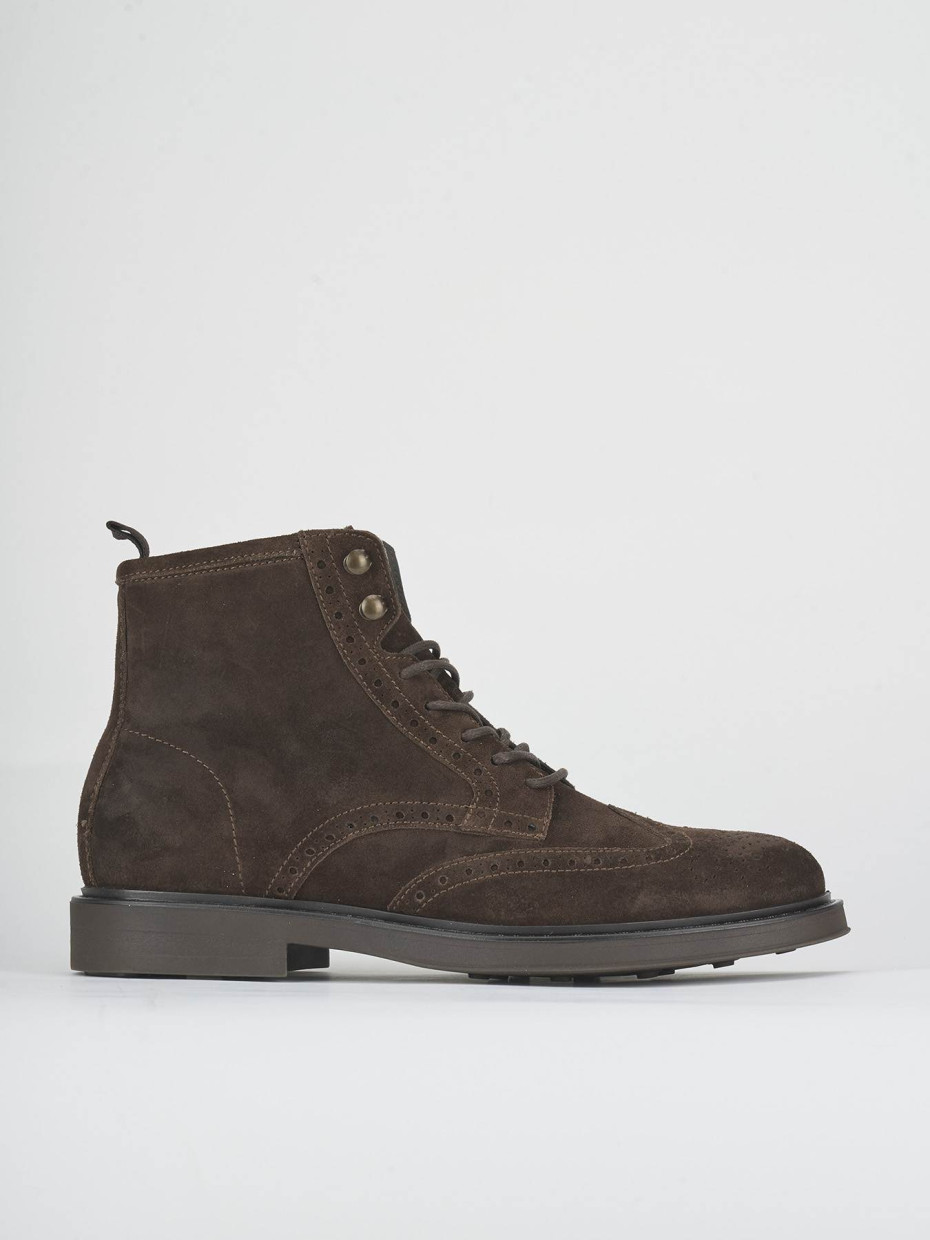 Botas militares marrón oscuro ante
