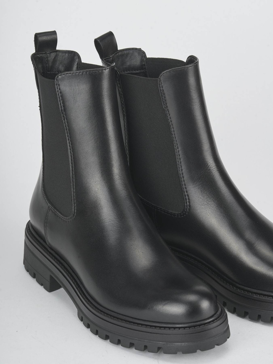 Stivaletti tacco 2cm pelle nero