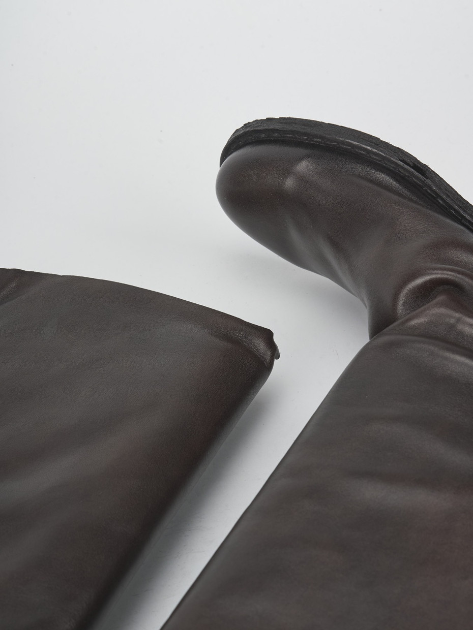 Botas de tacón bajo tacón 2 cm marrón oscuro cuero