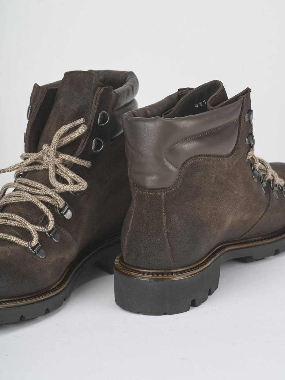 Anfibi tacco 2cm camoscio testa