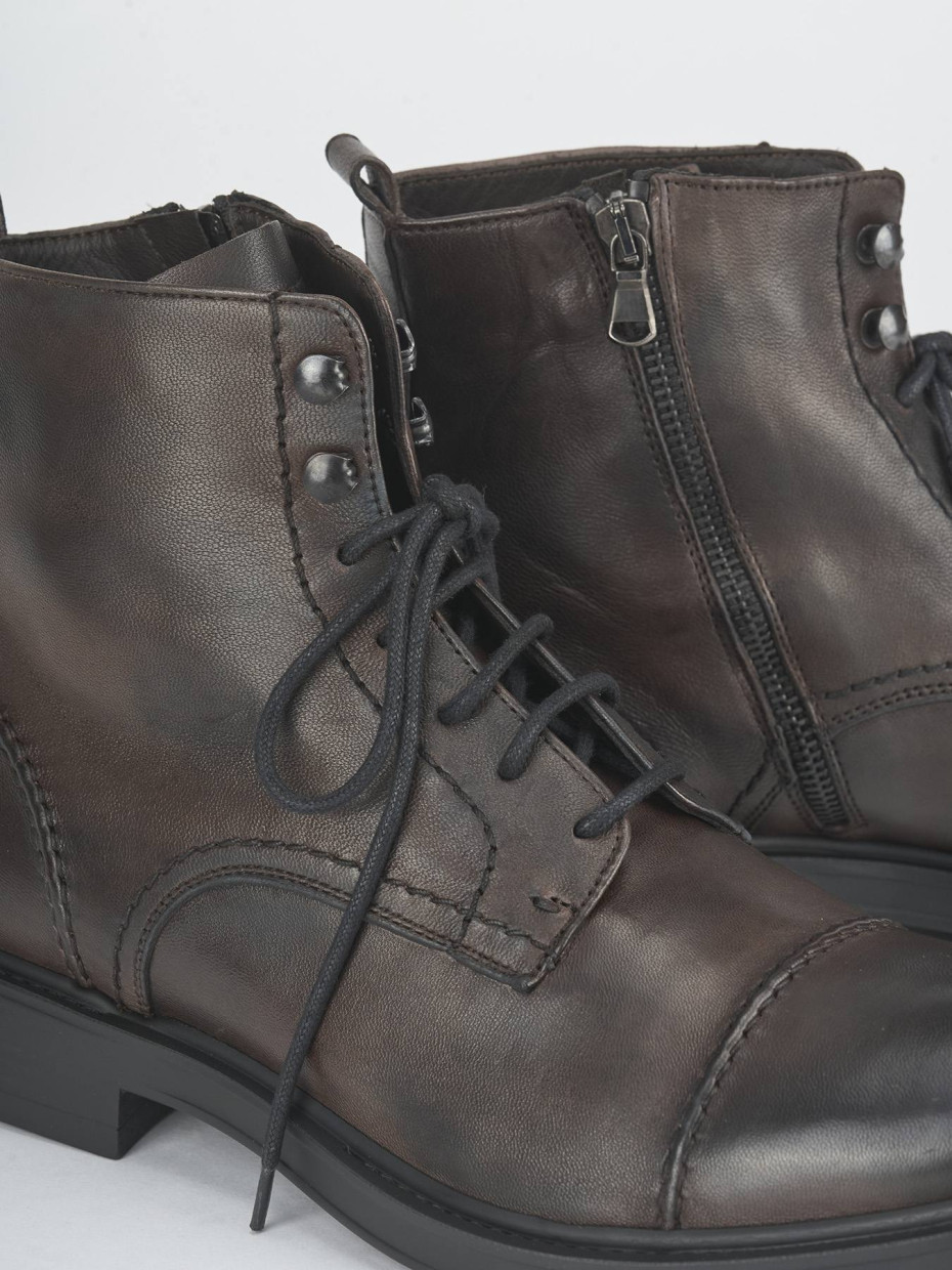 Botas militares marrón oscuro cuero