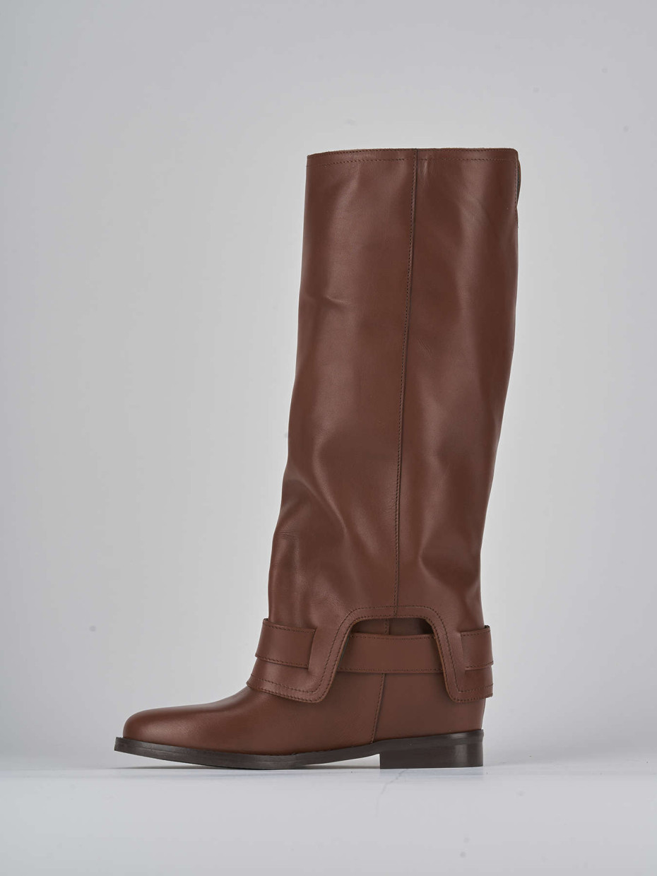 Botas de tacón bajo tacón 2 cm marrón cuero