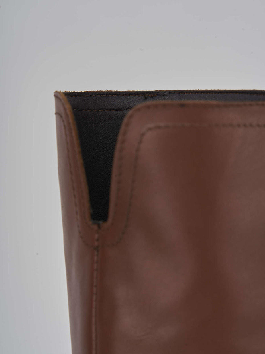 Botas de tacón bajo tacón 2 cm marrón cuero