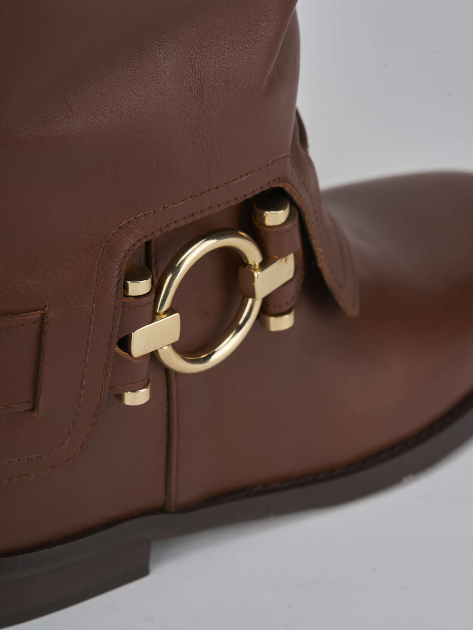 Botas de tacón bajo tacón 2 cm marrón cuero
