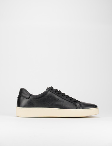 Sneaker fondo gomma e soletto interno in vera pelle. Tomaia in morbida nappa nero