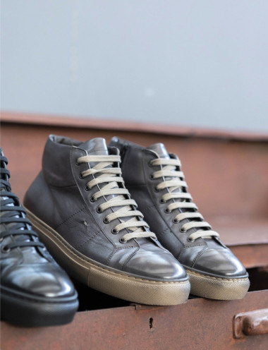 Sneakers grey leather