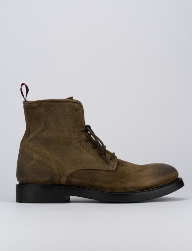 Botas militares marrón oscuro ante