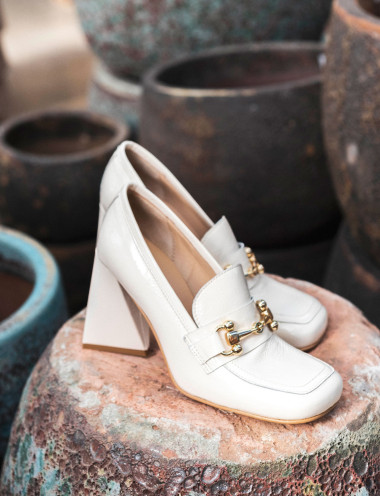 Loafers heel 9 cm beige varnish