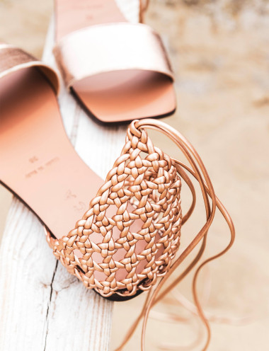 Sandalias de tacón bajo tacón 1 cm bronce cuero