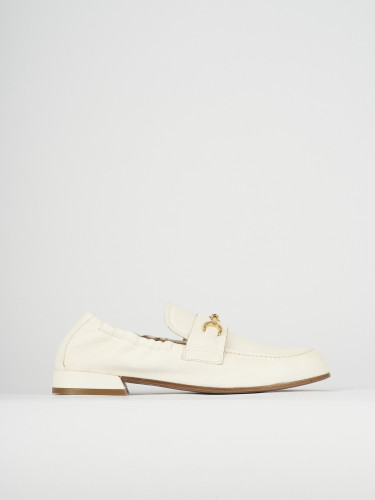 Mocasines tacón 1 cm beis cuero