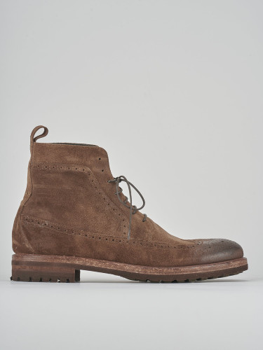 Botas militares marrón ante