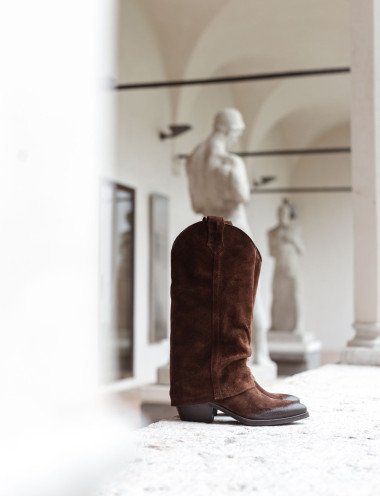 Botas de tacón bajo tacón 4 cm marrón oscuro ante