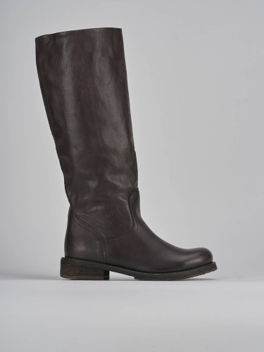 Botas de tacón bajo tacón 2 cm marrón oscuro cuero