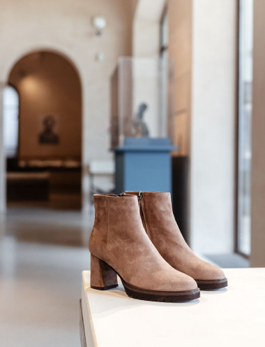 Botines de tacón alto tacón 8 cm beis ante