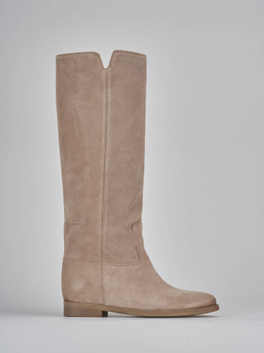 Botas de tacón bajo tacón 1 cm beis ante