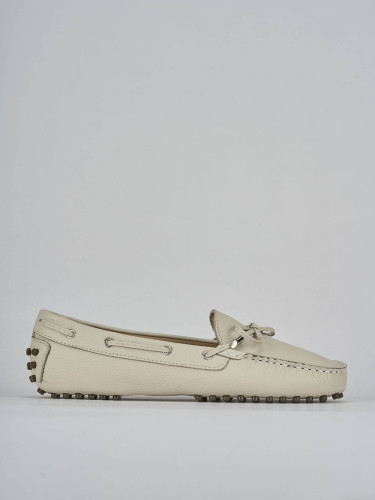 Mocasines tacón 1 cm beis cuero