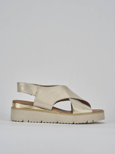 Sandalias de tacón bajo tacón 3 cm oro cuero