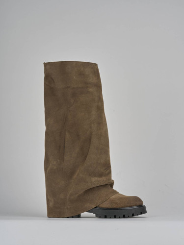 Botas de tacón bajo tacón 2 cm beis ante