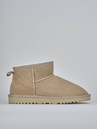 Botines de tacón bajo beis ante
