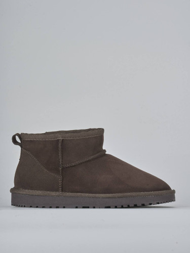 Botines de tacón bajo marrón oscuro ante