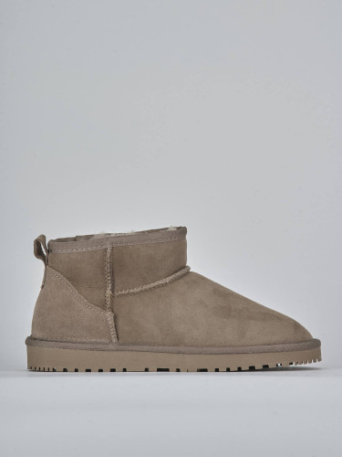 Botines de tacón bajo beis ante