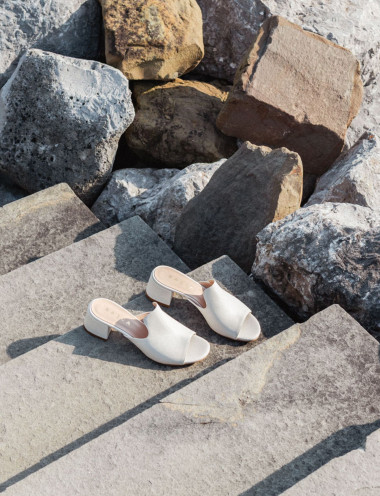 Mules tacón 5 cm beis cuero