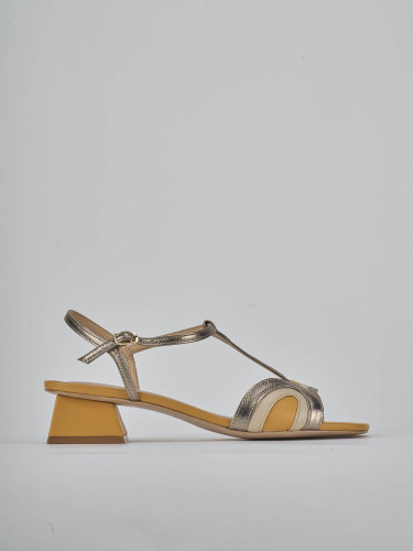 Sandalias de tacón bajo tacón 4 cm amarillo laminado