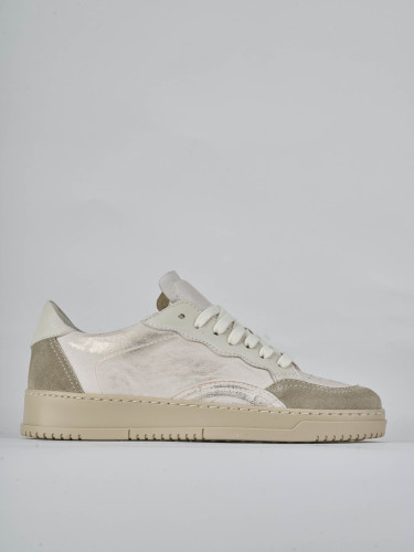 Sneakers gold leather
