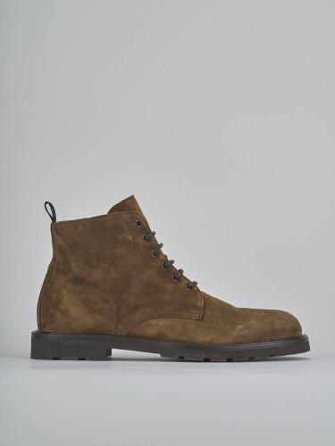 Botas militares marrón ante