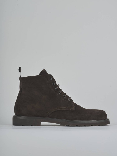 Botas militares marrón oscuro ante