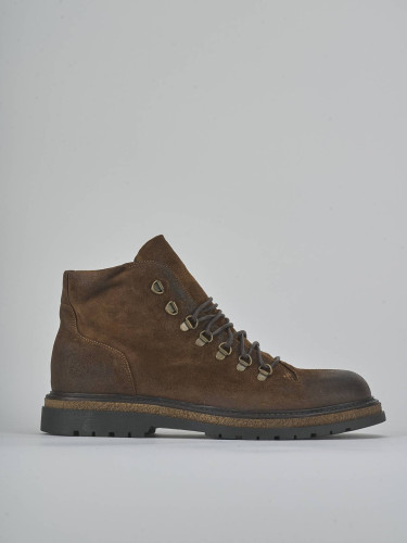 Botas militares marrón ante