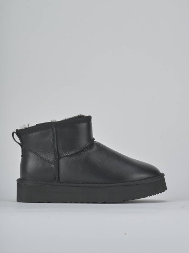 Low heel ankle boots black leather
