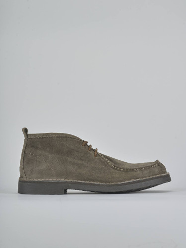 Botas militares marrón oscuro ante