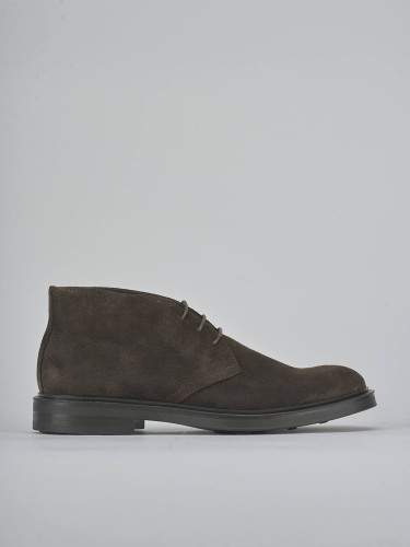 Botas militares marrón oscuro ante