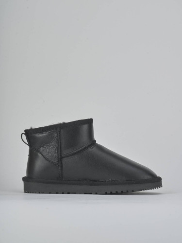 Low heel ankle boots black leather
