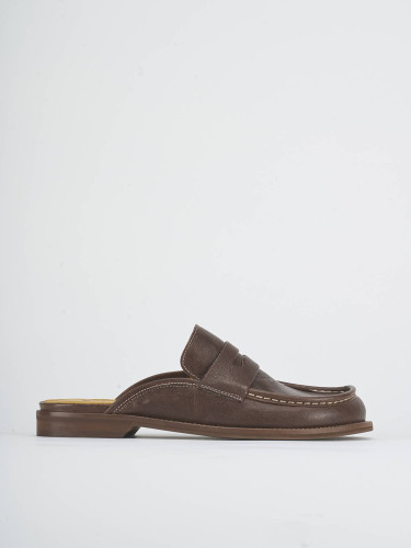 Zuecos con tacón tacón 1 cm marrón oscuro cuero