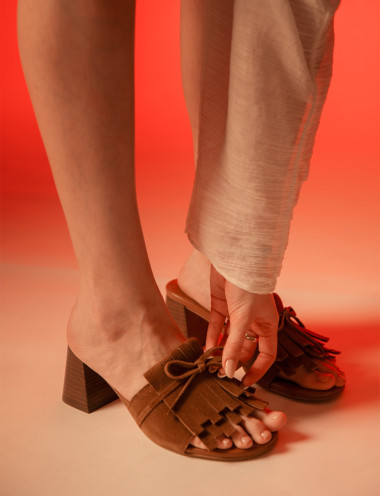 Mules tacón 6 cm marrón ante