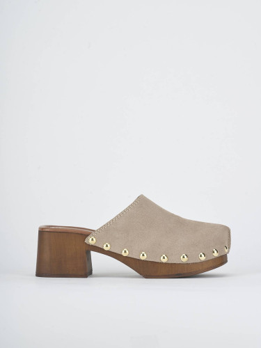 Zuecos con tacón tacón 5 cm beis ante