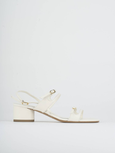 Sandalias de tacón bajo tacón 4 cm beis cuero