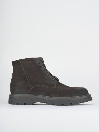 Botas militares marrón oscuro ante