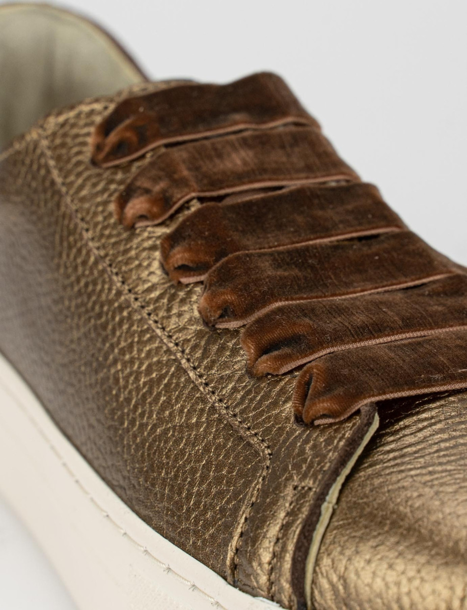 Sneaker fondo gomma e soletto interno in vera pelle. Tomaia in morbida nappa laminata  bronzo