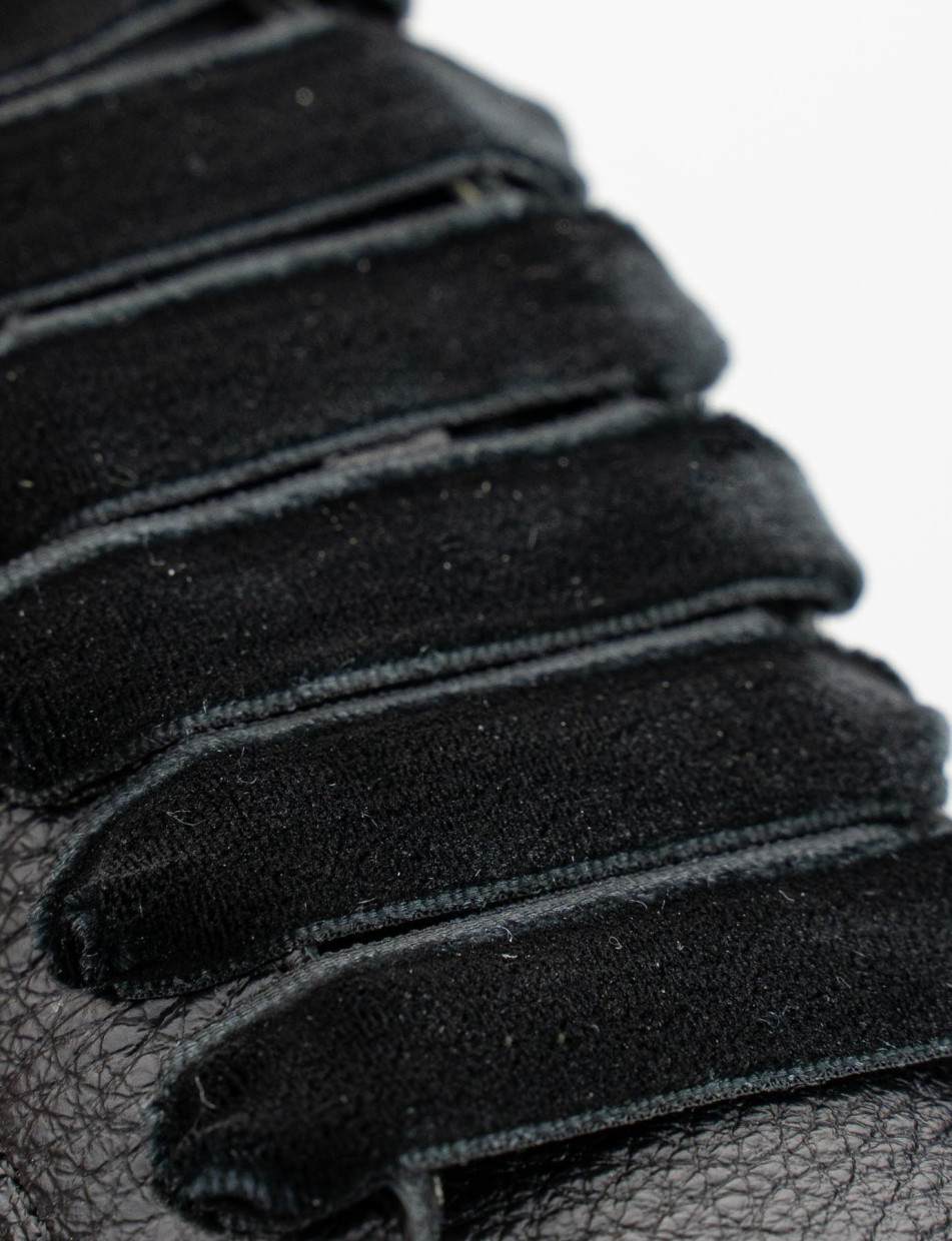 Sneaker fondo gomma e soletto interno in vera pelle. Tomaia in morbida nappa laminata  nero